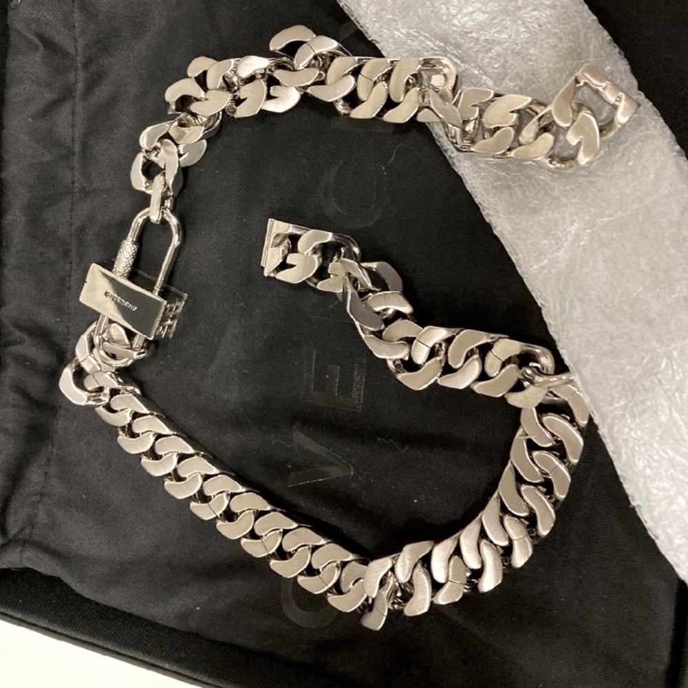 Givenchy & CHAIN LOCK NECKLACE